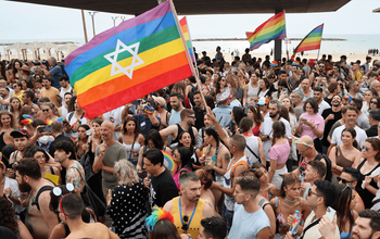 Les participants brandissent des drapeaux arc-en-ciel lors de la parade annuelle de la Gay Pride à Tel Aviv, le 8 juin 2023.