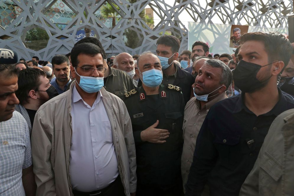 Le chef des Gardiens de la Révolution, le général Hossein Salami, assiste à la cérémonie funéraire du colonel Sayyad Khodaï à Téhéran, Iran, le 24 mai 2022