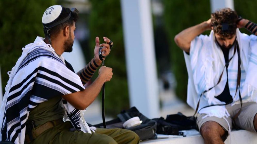 Illustration - Des Israéliens avec Talit et Tefilin à Tel Aviv