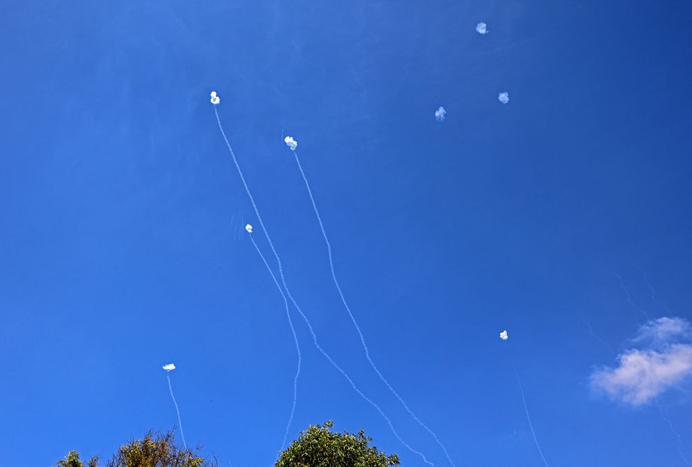 Le système antimissile israélien Dôme de fer intercepte les roquettes tirées depuis la bande de Gaza, près de la frontière avec l'enclave palestinienne, le 17 mai 2021