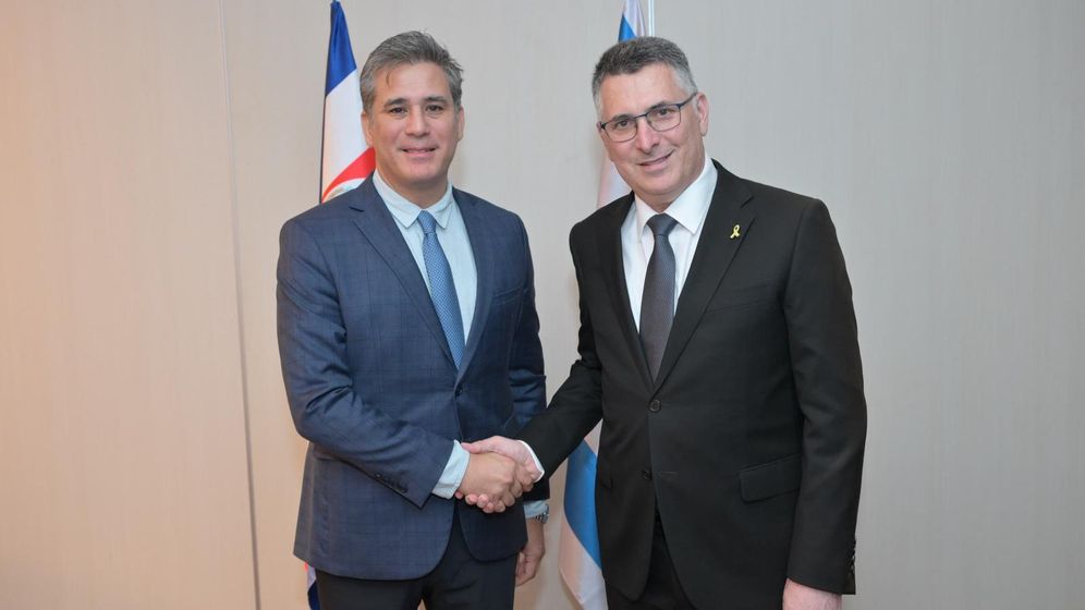 Le ministre israélien des Affaires étrangères, Gideon Sa'ar (à droite), et le ministre costaricien du Commerce extérieur, Manuel Tovar