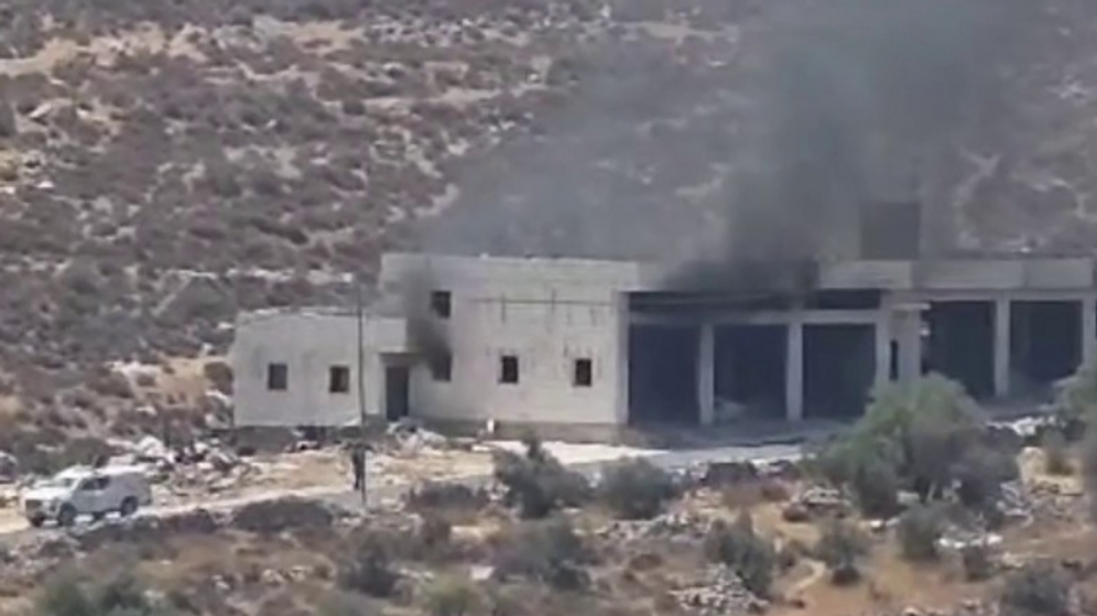 أُضرمت النيران في مبنى في منطقة قرية صاعير الفلسطينية في 21 أغسطس 2026.