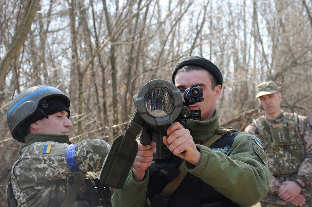 Des militaires ukrainiens lors d'un entraînement dans la périphérie de Kharkiv, en Ukraine, le 7 avril 2022