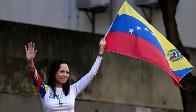 Maria Corina Machado, cheffe de l'opposition vénézuélienne, brandit un drapeau national lors d'une manifestation appelée par l'opposition à la veille de l'investiture présidentielle, à Caracas, le 9 janvier 2025