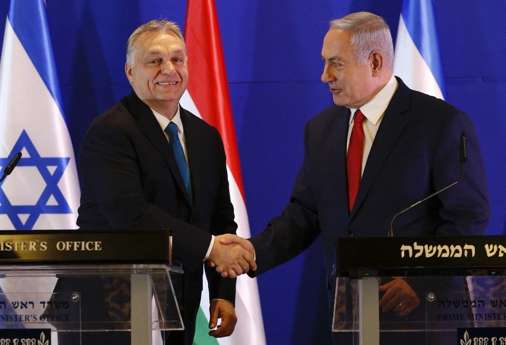 Hungarian Prime Minister Viktor Orban (L) and Israeli Prime Minister Benjamin Netanyahu shake hands during a press conference after their meeting in Jerusalem.