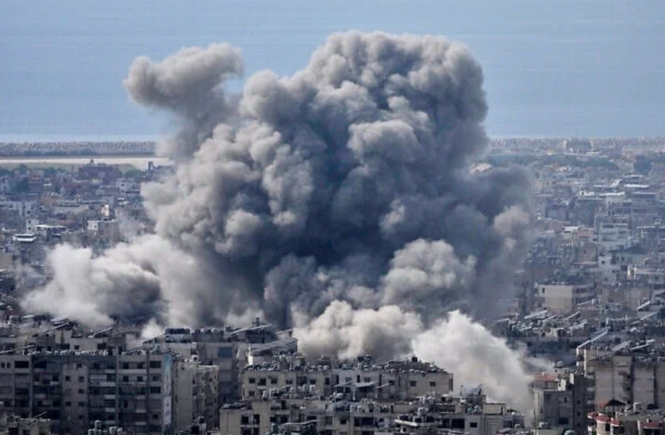 De la fumée s’élève après une frappe aérienne israélienne dans la banlieue sud de Beyrouth (Dahiyeh), le 6 mars 2026.