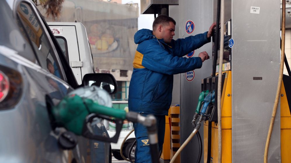 עובד תחנת דלק מתדלק רכב