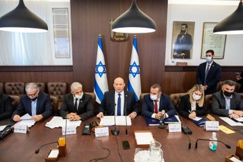 Le Premier ministre israélien Naftali Bennett lors d'une réunion du cabinet à son bureau à Jérusalem le 5 décembre 2021