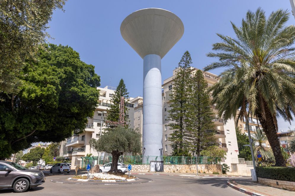 יוסי אלוני, פלאש 90 מגדל מים בפתח תקווה, אילוסטרציה