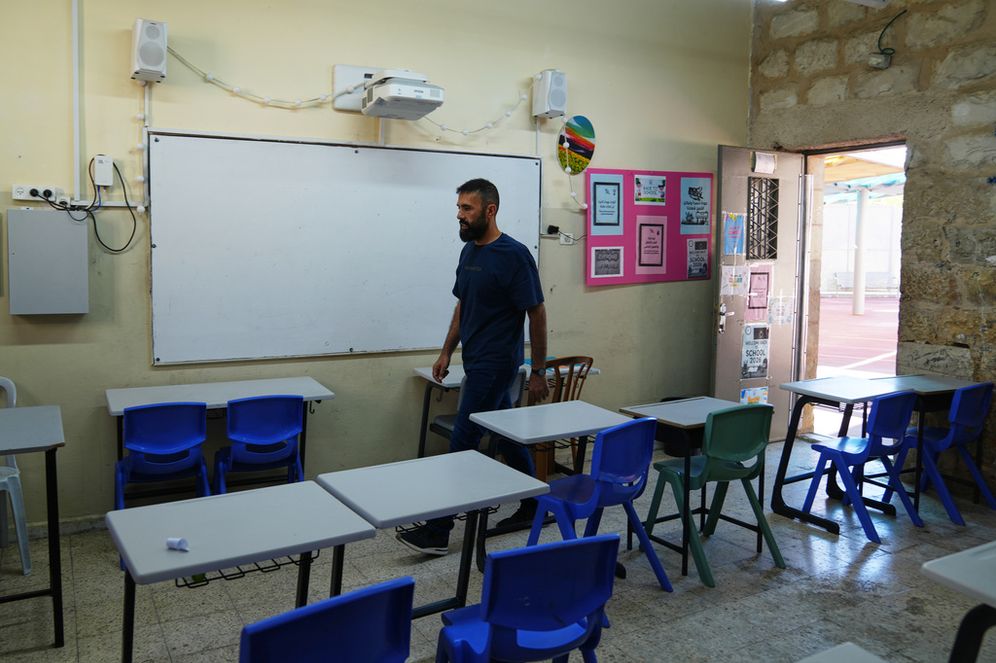 قام المعلم حسام نمير بتفقد أحد الفصول الدراسية في مدرسة القديس جورج بالقدس الشرقية، يوم الثلاثاء 1 سبتمبر/أيلول 2026، وذلك بعد أن علّقت المدارس المسيحية في القدس الدراسة إثر عدم تجديد السلطات الإسرائيلية لتصاريح العمل للمعلمين والموظفين القادمين من الضفة الغربية، وفقًا لما أفاد به مسؤولو المدرسة.