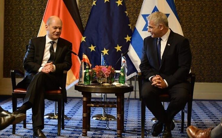 Le ministre des Affaires étrangères Yair Lapid (à droite) rencontre le chancelier allemand Olaf Scholz à Jérusalem, le 2 mars 2022