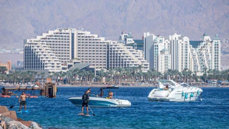 "أسباب أمنية": لماذا أُلغيت مئات الحجوزات لإسرائيليين في إيلات؟