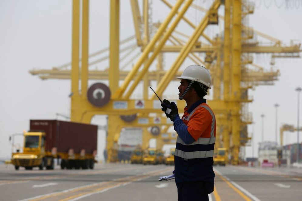 يعمل أحد موظفي ميناء حمد، الواقع على بُعد حوالي 25 كيلومترًا جنوب الدوحة، قطر، في 6 مايو/أيار 2019.