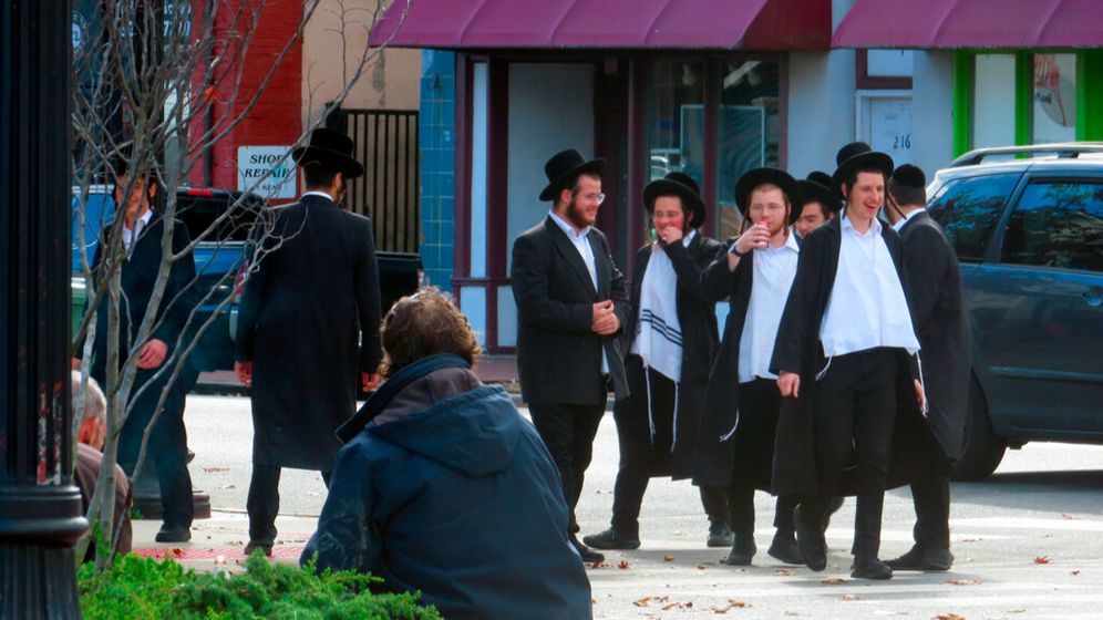 צעירים חרדים מחוץ לבית כנסת בלייקווד, ניו ג'רזי