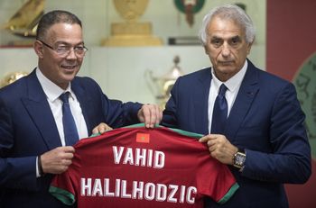 المدرب البوسني وحيد خليلودزيتش يقف مع فوزي لقجع (يسار) ، رئيس الاتحاد الملكي المغربي لكرة القدم (FRMF) ، بعد توقيعه كمدرب جديد للمنتخب الوطني المغربي لكرة القدم خلال مؤتمر صحفي في العاصمة الرباط يوم 15 أغسطس 2019.