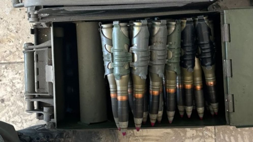 IDF Spokesperson Munitions, armes et lanceurs de roquettes : Tsahal détruit des dépôts d'armes du Hezbollah au Sud-Liban