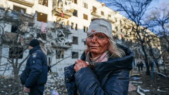 Une femme le visage en sang à Kharkiv, en Ukraine, après la destruction d'un immeuble d'habitation