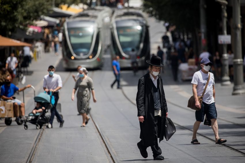 Des passants dans la rue Jaffa au centre-ville de Jérusalem le 21 juin 2020