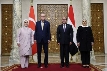 في هذه الصورة التي نشرتها الرئاسة التركية، يقف الرئيس التركي رجب طيب أردوغان، الثاني على اليسار، وزوجته أمينة أردوغان، على اليسار، لالتقاط صورة مع الرئيس المصري عبد الفتاح السيسي، الثاني على اليمين، وزوجته انتصار عامر خلال اجتماعهما. في قصر الاتحادية بالقاهرة، مصر، الأربعاء 14 فبراير 2024