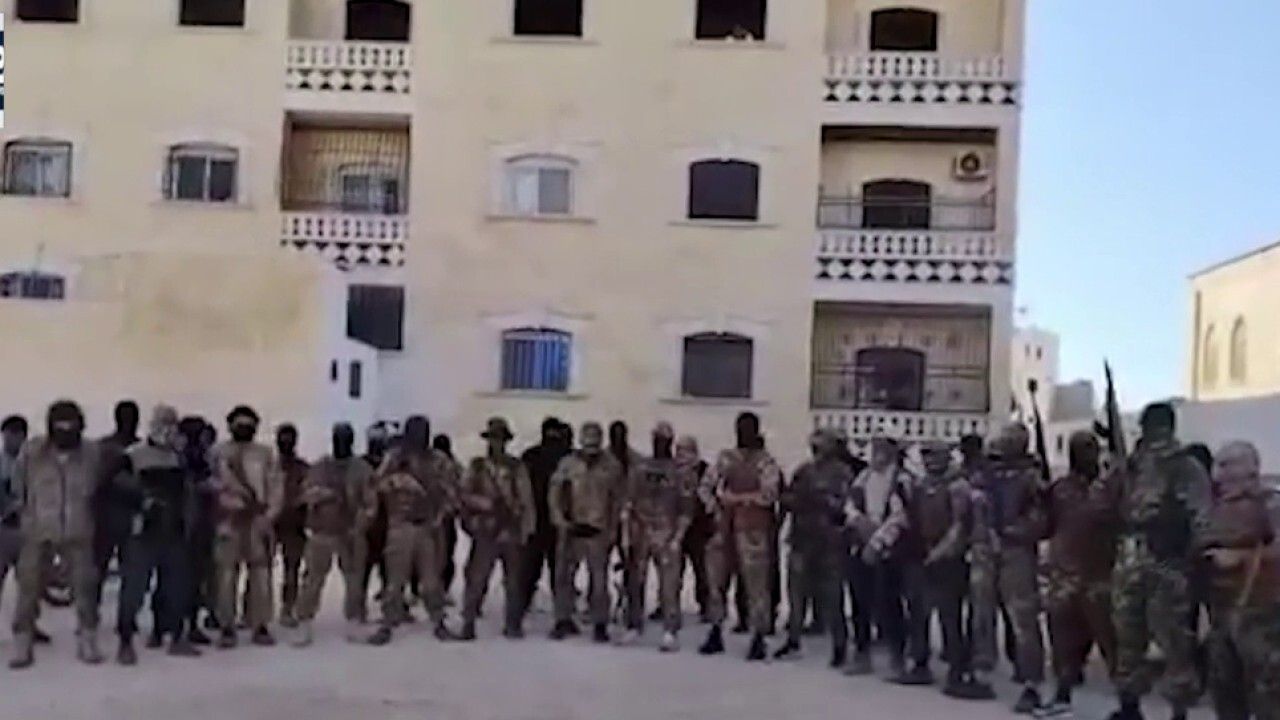 حملةُ حارِم… الشرعُ يفتحُ النارَ على المقاتلينَ الأجانبِ