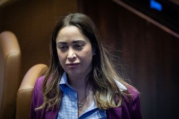 الوزيرة ماي جولان، أرشيف