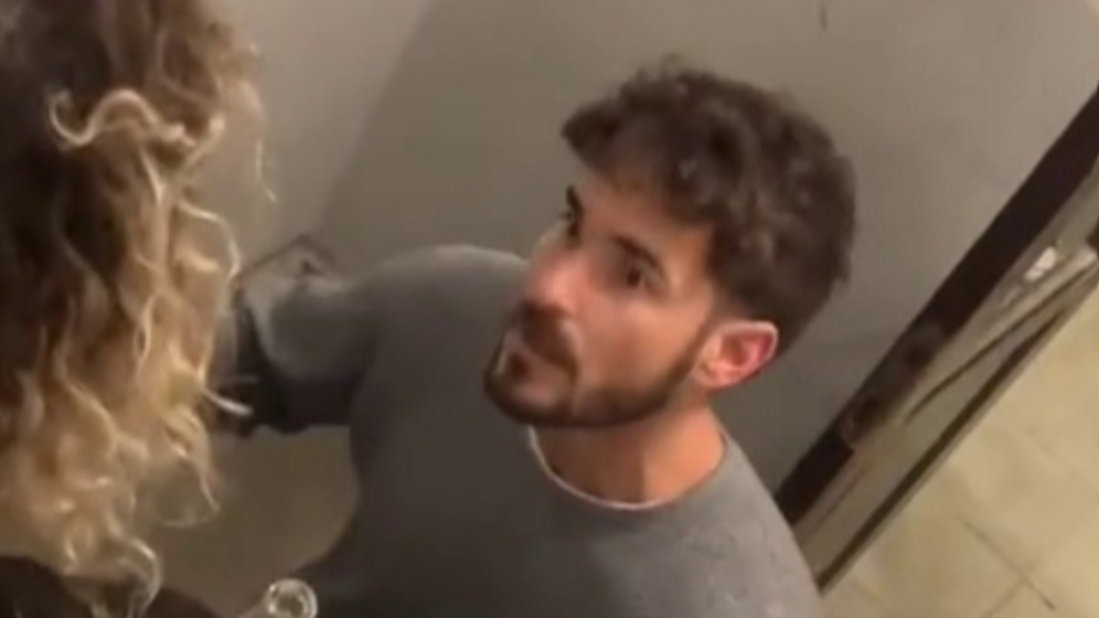 Un jeune homme de Jaffa empêche l’accès à un abri pendant une alerte 