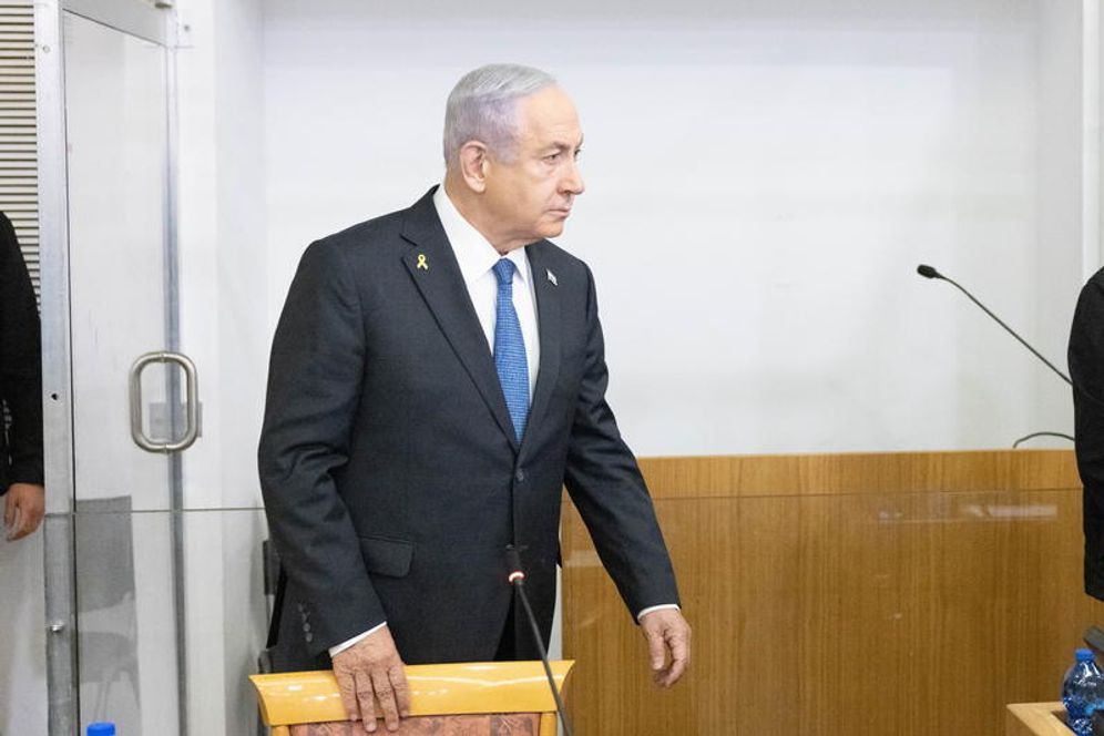 Benjamin Netanyahou arrive au tribunal de district de Tel Aviv, avant le début de son témoignage dans le procès qui le vise, le 10 février 2025. 