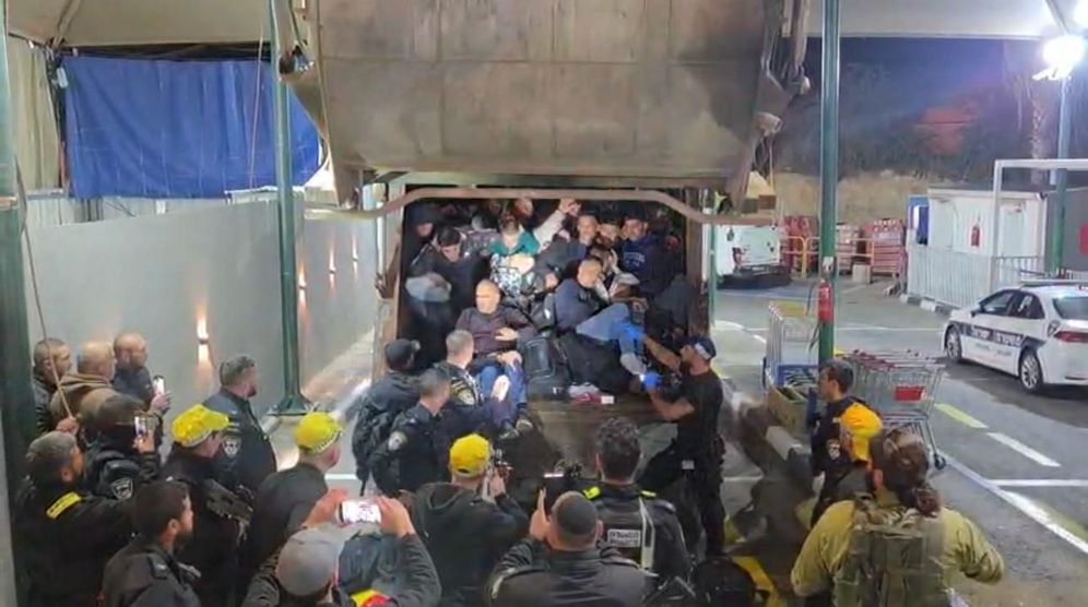 police spokeman تفكيك محاولة تهريب جماعي داخل شاحنة نفايات خلال تفتيش أمني على الطريق رقم 5 في الضفة الغربية