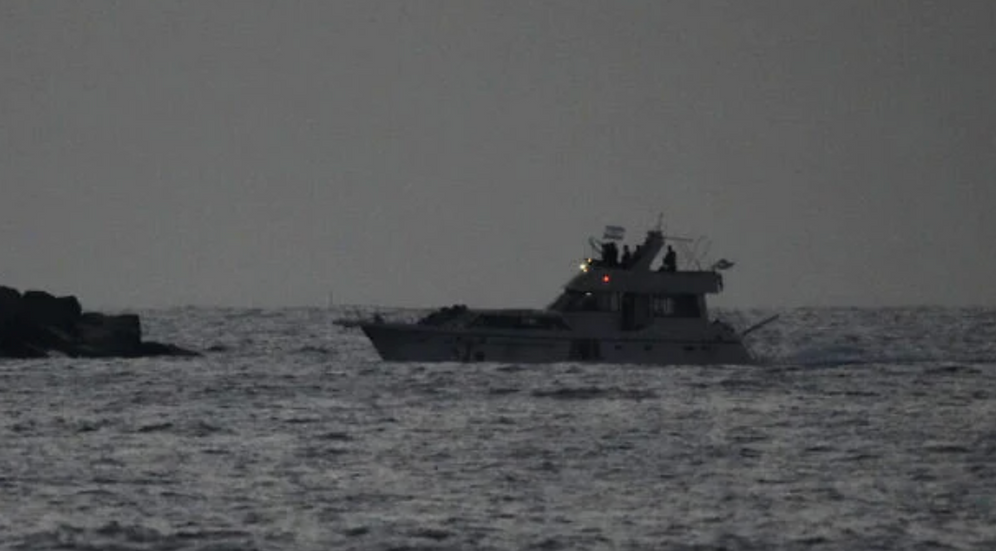 AP/Ariel Schalit Les forces navales israéliennes escortent vers le port israélien d’Ashdod un bateau de la flottille à destination de Gaza, saisi après l’interception du navire en Méditerranée, mardi 19 mai 2026.