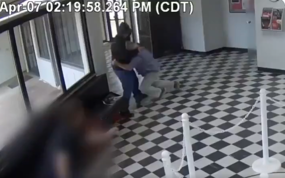 توثيق: مدير مدرسة أمريكي يتصدى بجسده لمحاولة مشتبه تنفيذ مجزرة بين الطلاب وينجح بتحييده