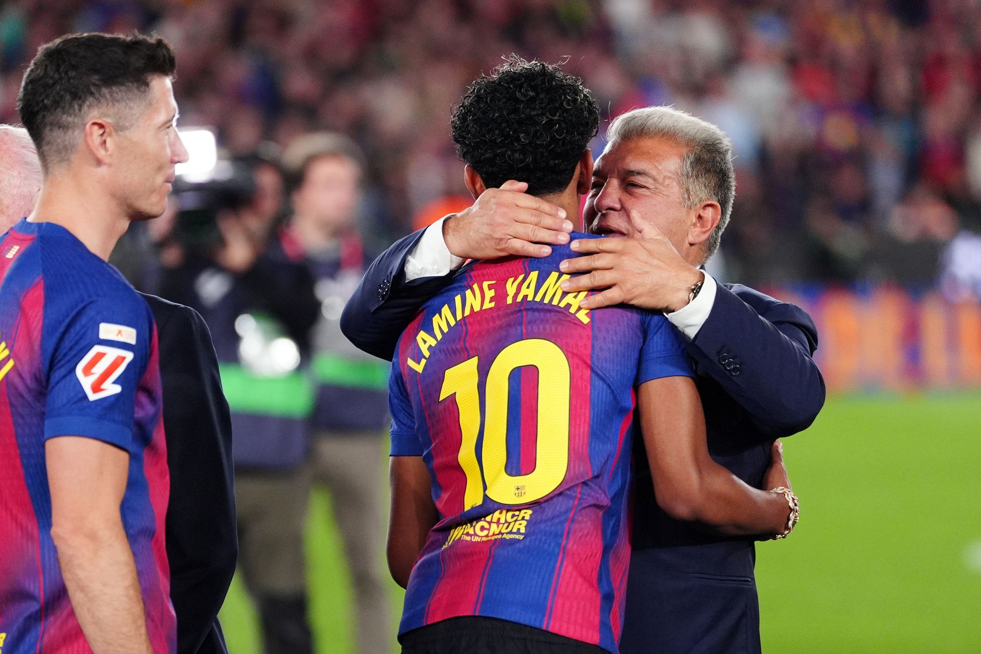 Lamine Yamal brandit un drapeau palestinien lors de la parade du FC Barcelone