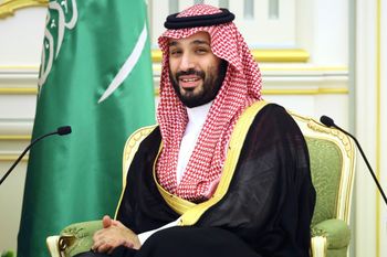 ولي العهد السعودي الأمير محمد بن سلمان يبتسم وهو يستمع إلى الرئيس الروسي فلاديمير بوتين خلال محادثاتهما في قصر اليمامة بالرياض، المملكة العربية السعودية، يوم الأربعاء 6 ديسمبر 2023