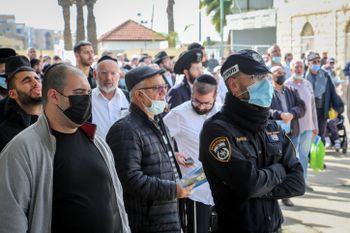 Des Juifs assistent à la célébration de la "Hilula" en l'honneur de Baba Salé ("le père qui prie"), au complexe de sa tombe dans la ville de Netivot, le 5 janvier 2022.