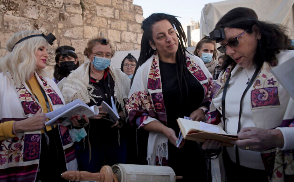 Des membres des Femmes du Mur se rassemblent autour d'un rouleau de la Torah que le groupe a fait entrer clandestinement pour leurs prières de Rosh Hodesh au Mur occidental le 5 décembre 2021.