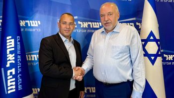 יו"ר מפלגת "ישראל ביתנו" אביגדור ליברמן ושרון שרעבי