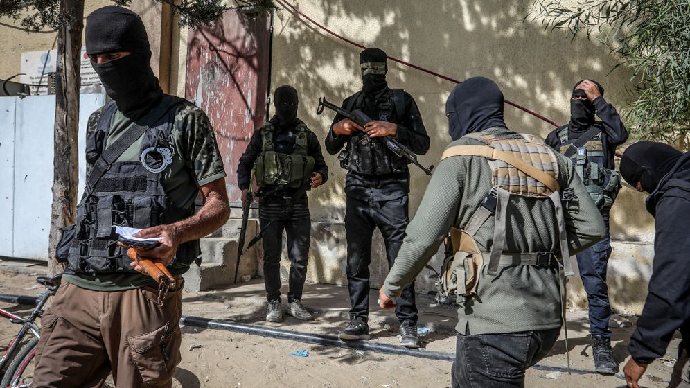 Hamas operatives are arresting members of the Abu-Shabab clan in the southern Gaza Strip.