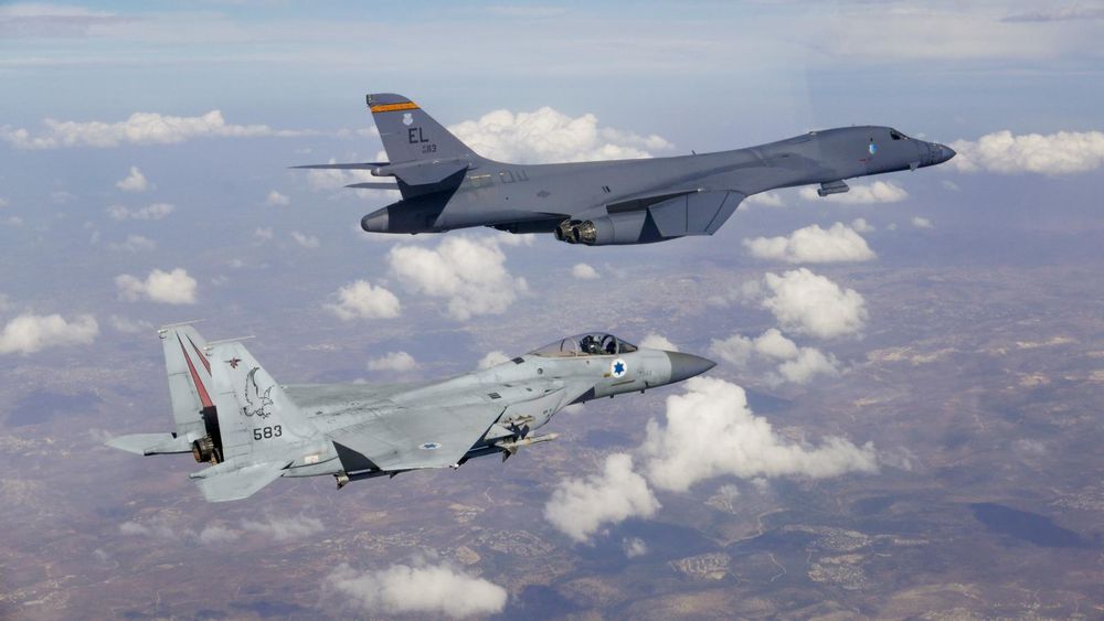 Des avions de chasse de Tsahal escortent un bombardier américain