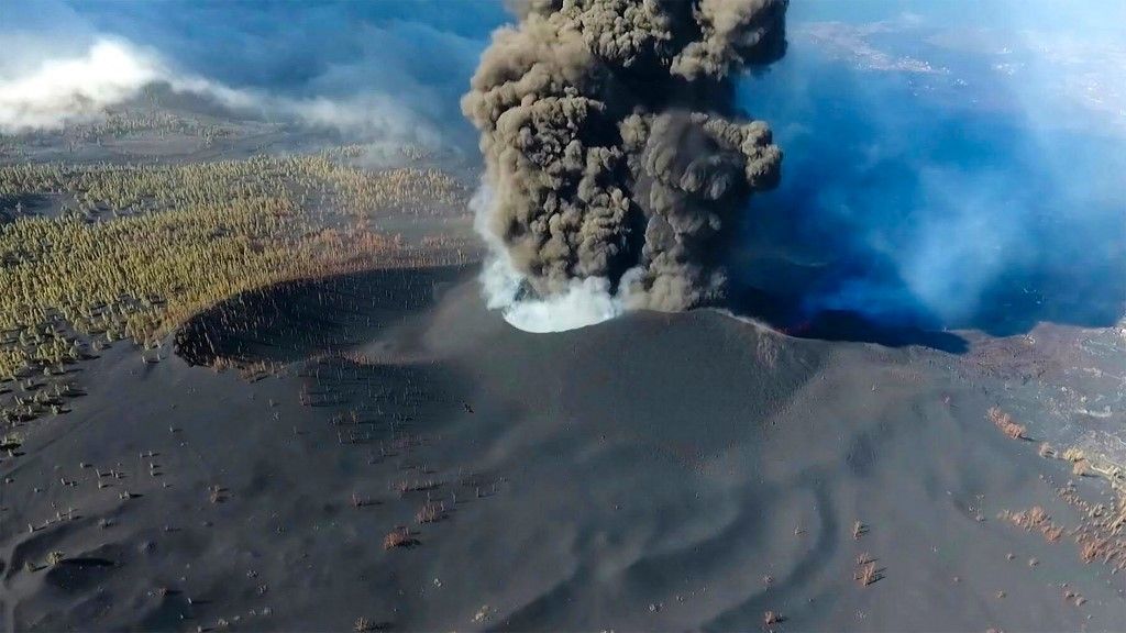 Hundreds Flee La Palma Eruption, Lava Flows In Fourth Week i24NEWS