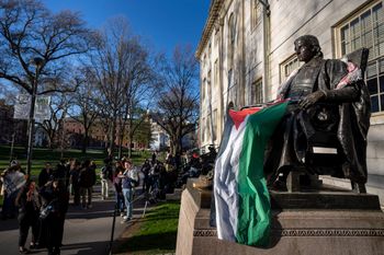 La statue de John Harvard drapée dans le drapeau palestinien, lors d'un campement à l'université de Harvard à Cambridge, Massachusetts, le jeudi 25 avril 2024.