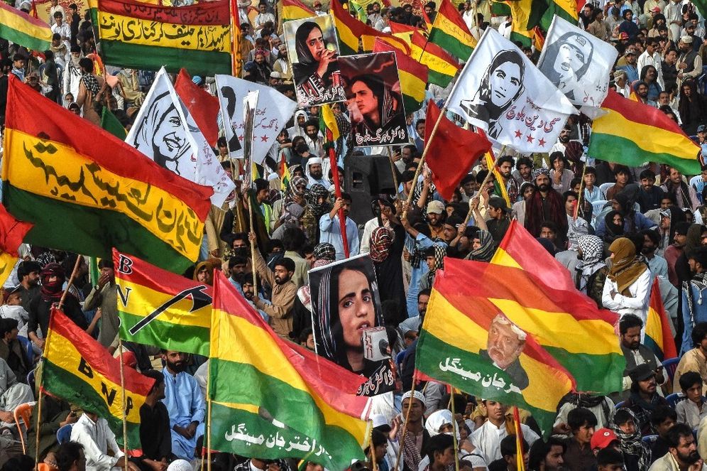 نشطاء يحملون علم البلوش - صورة توضيحية