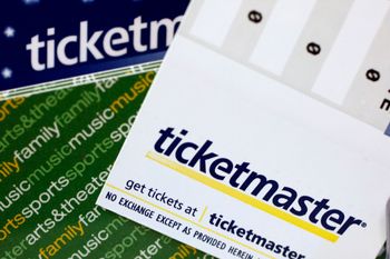 في صورة ملف 11 مايو 2009 هذه، يتم عرض تذاكر Ticketmaster وبطاقات الهدايا في شباك التذاكر في سان خوسيه، كاليفورنيا.