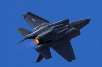 Un avion de chasse F-35 de l'US Air Force effectue des manœuvres acrobatiques le deuxième jour d'Aero India 2025, un événement bisannuel, sur la base aérienne de Yelahanka à Bengaluru, en Inde, le 11 février 2025.