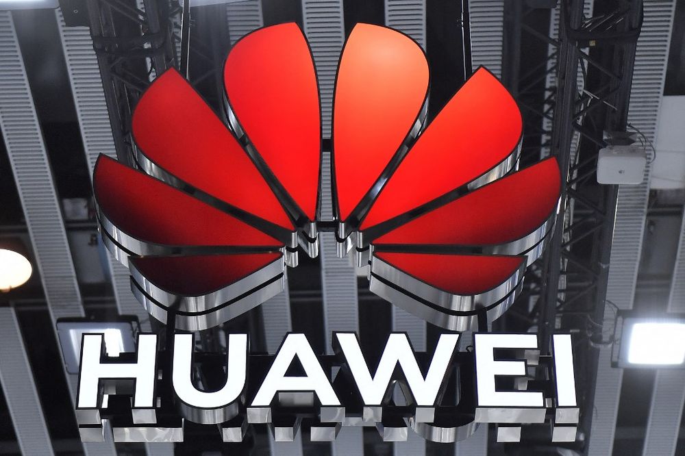 Une photo prise le 28 février 2023 montre le logo du fabricant chinois Huawei au Mobile World Congress (MWC), le plus grand rassemblement annuel de l'industrie des télécommunications, à Barcelone