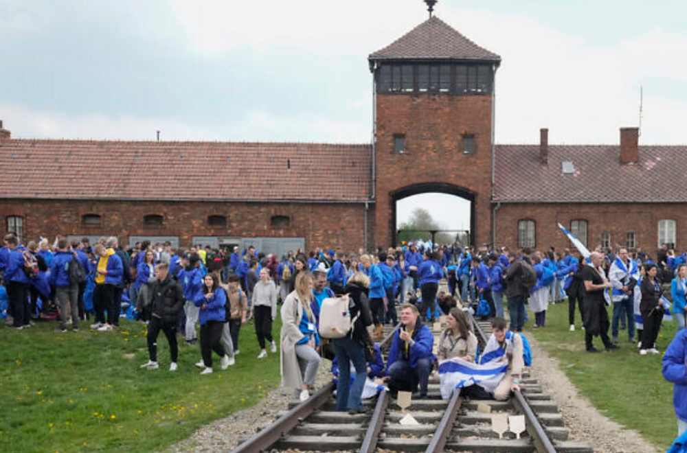 Visiteurs du camp de concentration nazi d'Auschwitz après la Marche des vivants, à Oswiecim, en Pologne, le 28 avril 2022.
