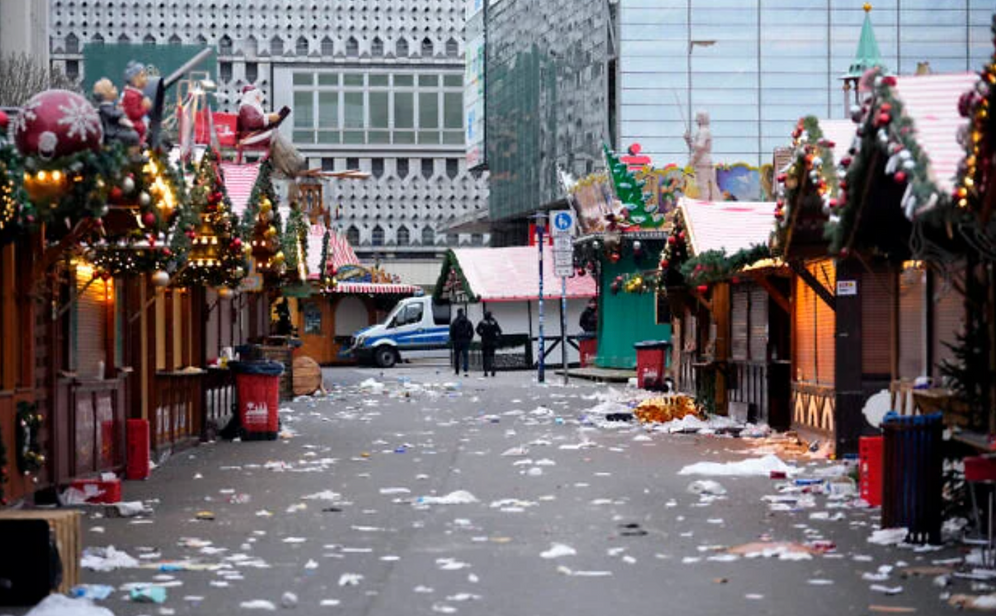 Des policiers traversent un marché de Noël bouclé, où une voiture a foncé dans la foule à Magdebourg, en Allemagne, le 21 décembre 2024.
