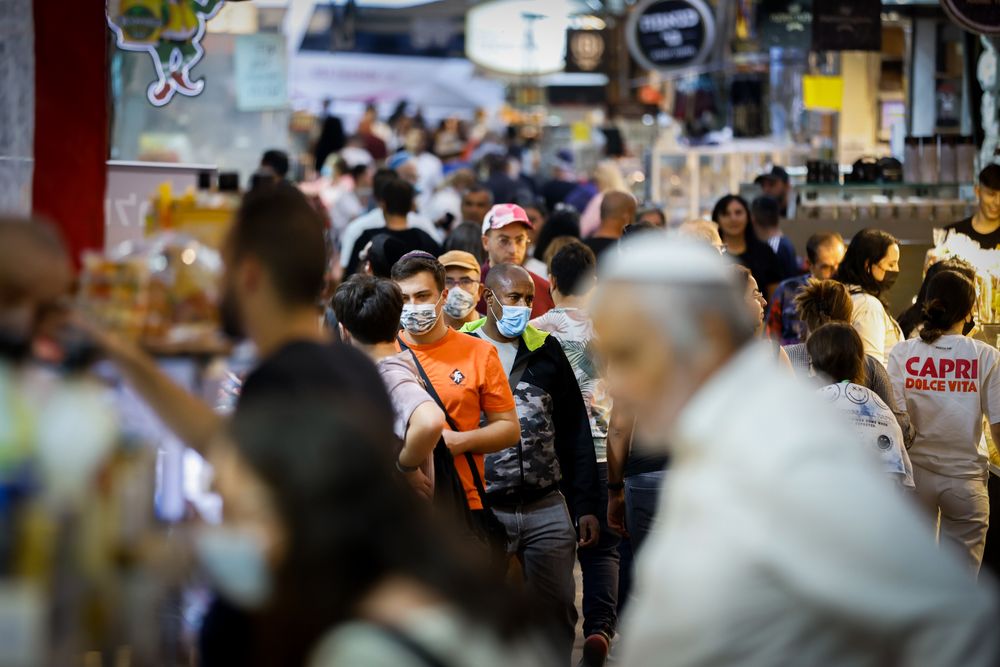 Des passants au marché Mahane Yehuda à Jérusalem, le 29 novembre 2021