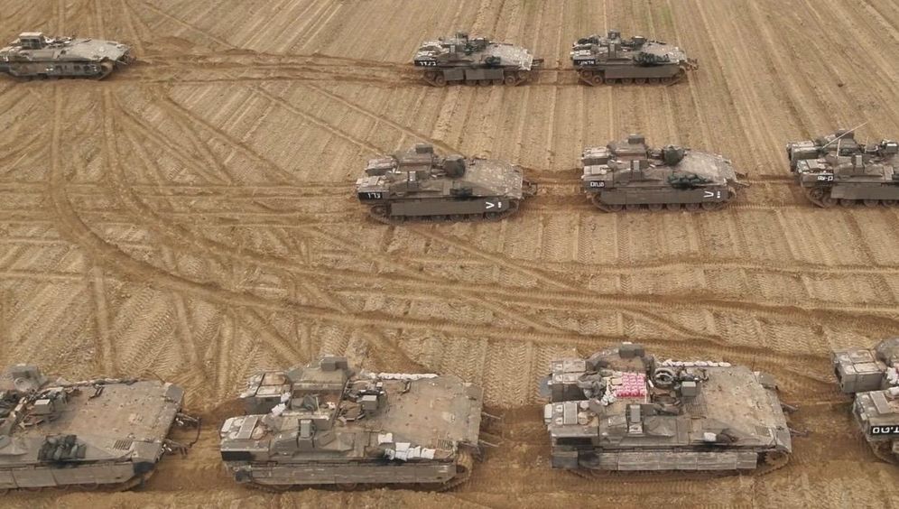 IDF Spokesperson Illustration - Chars israéliens dans la bande de Gaza