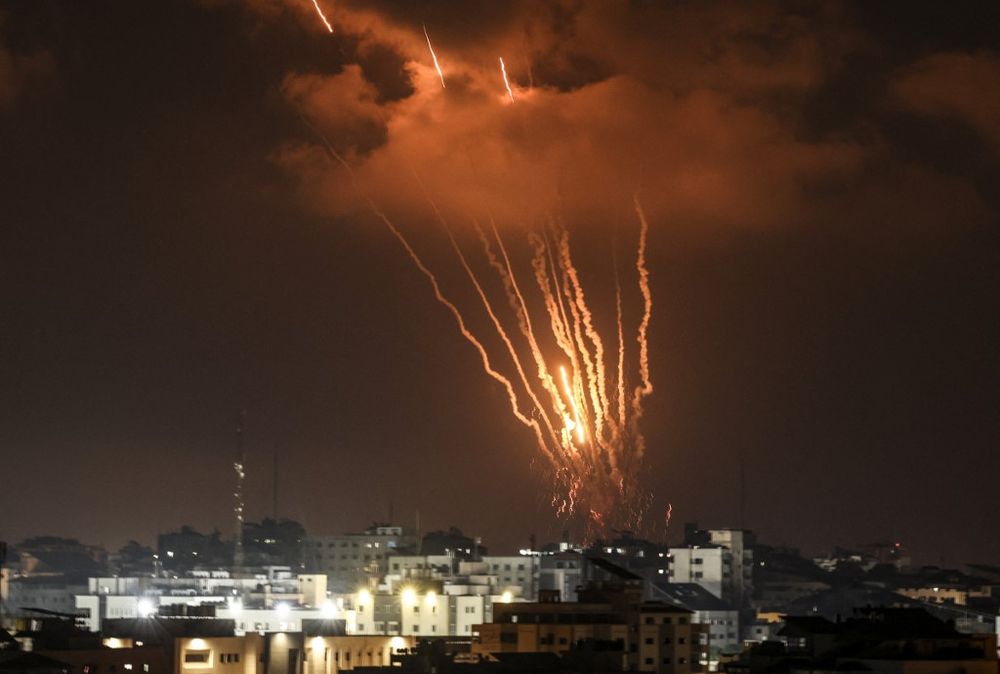 Une photo prise le 5 août 2022 montre des roquettes palestiniennes tirées depuis la ville de Gaza en représailles aux précédentes frappes aériennes israéliennes.