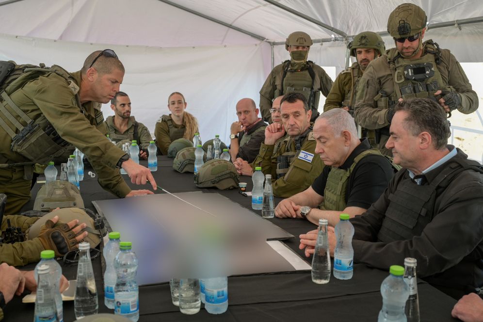 Maayan Toaf/GPO Defense Minister Israel Katz (right) and Prime Minister Benjamin Netanyahu (2nd right) meet with IDF commanders in the Gaza Strip
