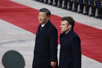 Le président chinois Xi Jinping et son homologue français Emmanuel Macron passent en revue une garde d'honneur lors de la cérémonie officielle d'accueil à Pékin, le 6 avril 2023.